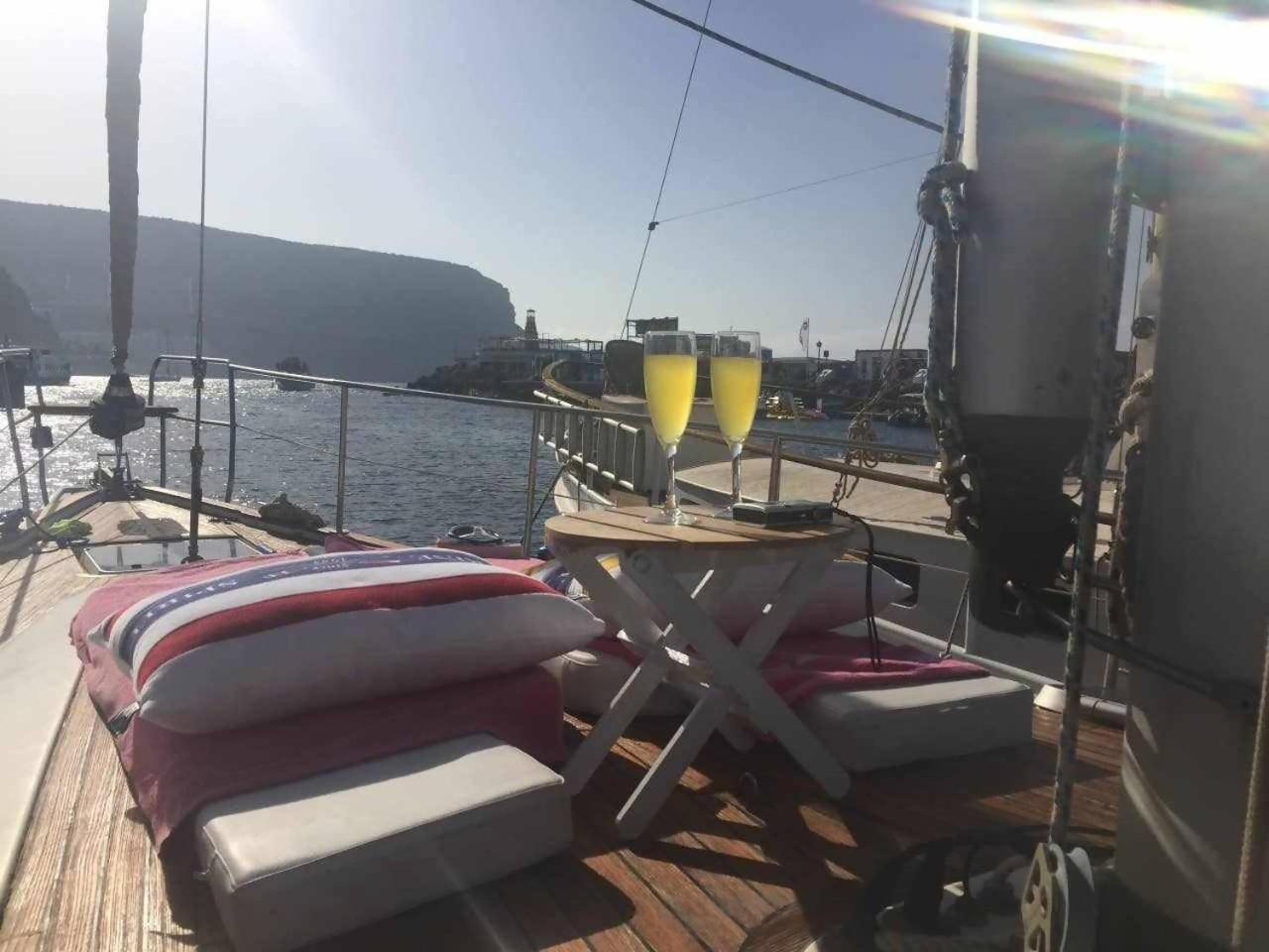 Precioso Yate En El Centro Del Puerto De Mogan Hotel Kültér fotó