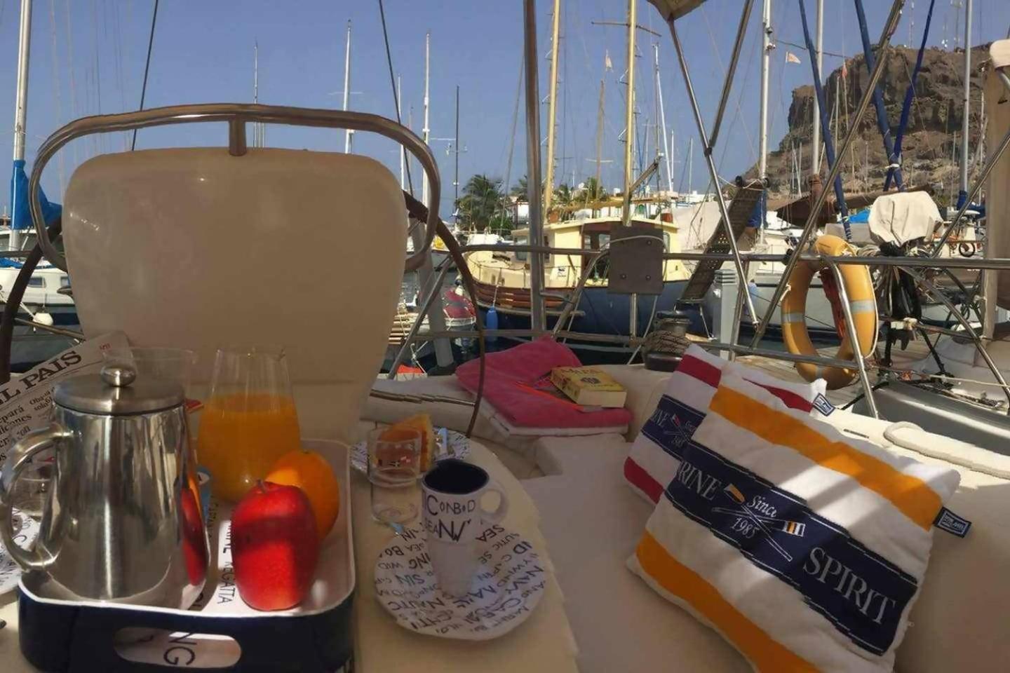Precioso Yate En El Centro Del Puerto De Mogan Hotel Kültér fotó